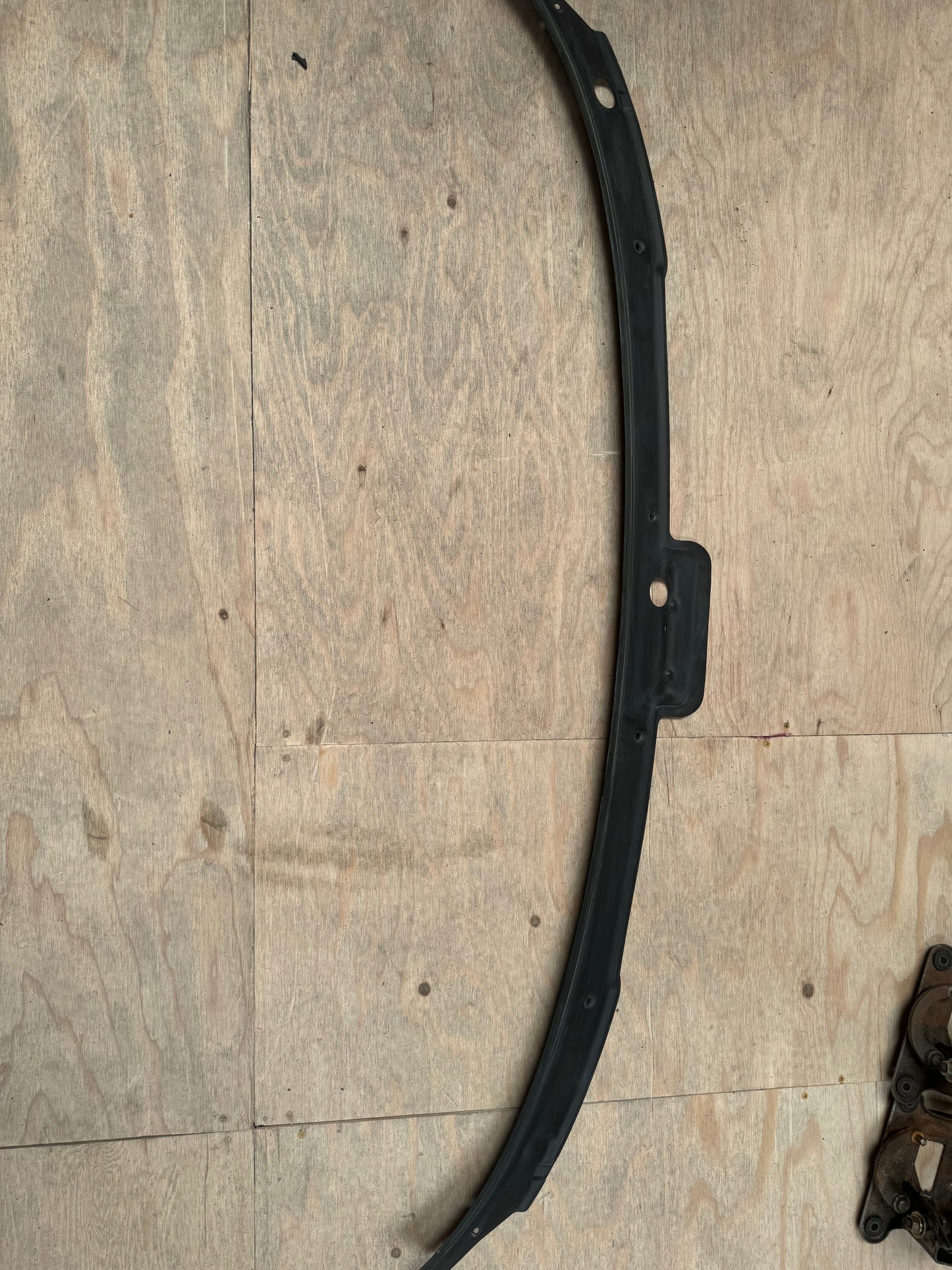 Windshield wiper trim