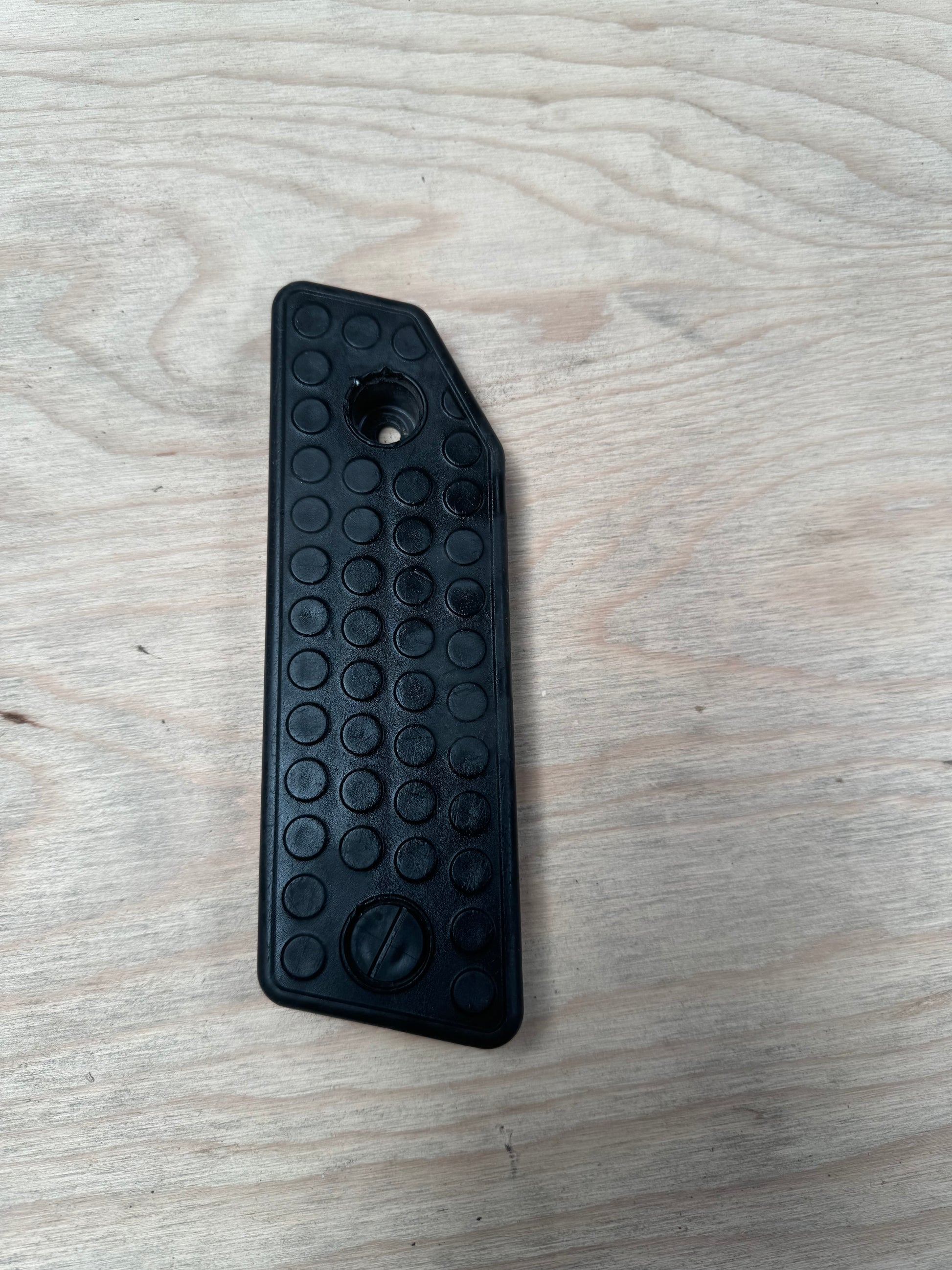 Dead pedal